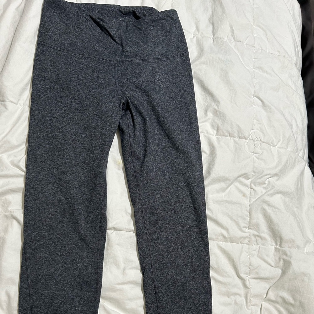 Women’s Old Navy active gray leggings. Size medium.